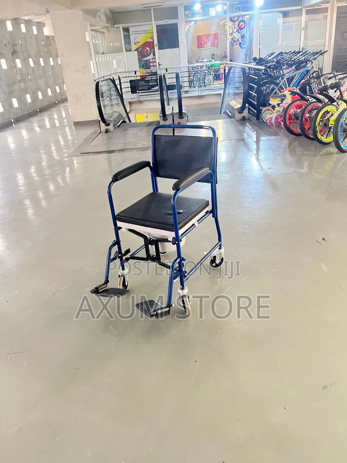 Easy-to-Use Commode Wheelchair — ለመጠቀም ቀላል ኮሞድ ዊልቸር