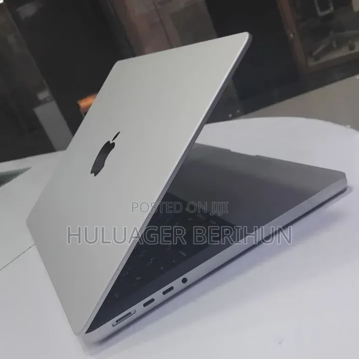 New Laptop Apple MacBook Pro 2024 M4 16GB Apple M4 Pro SSD 512GB