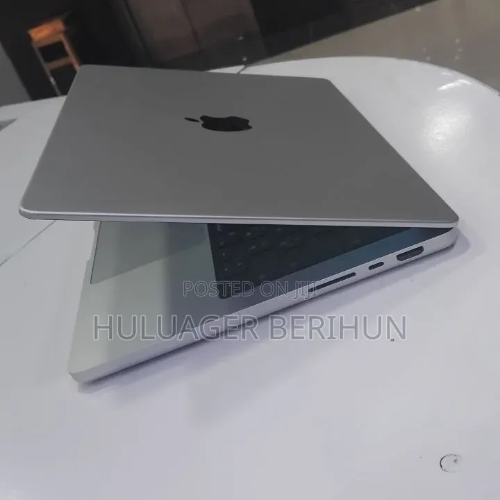New Laptop Apple MacBook Pro 2024 M4 16GB Apple M4 Pro SSD 512GB