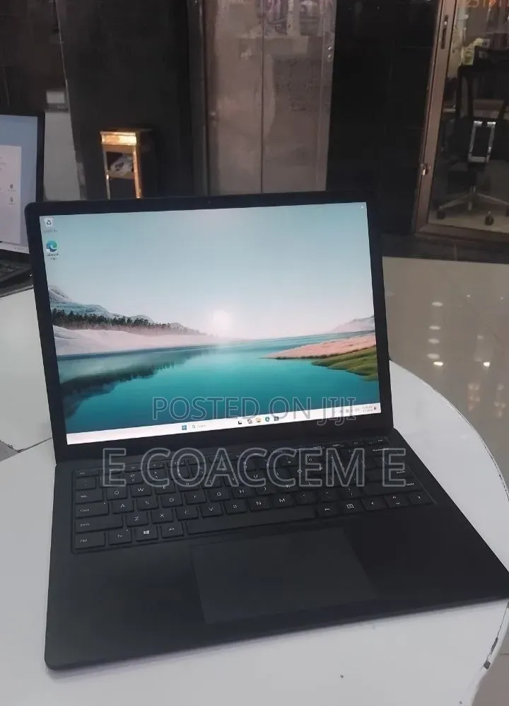 New Laptop Microsoft Surface 8GB Intel Core i5 SSD 256GB