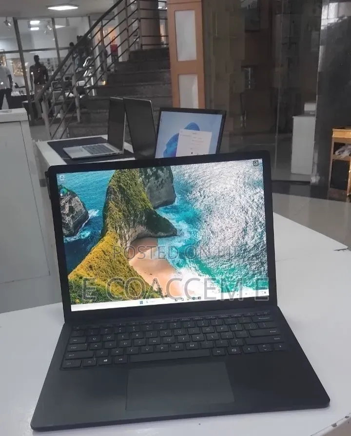 New Laptop Microsoft Surface 8GB Intel Core i5 SSD 256GB