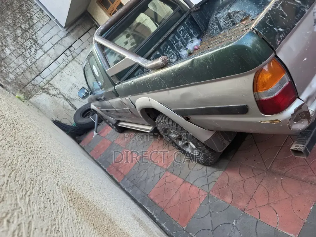 Mitsubishi L200 2000 Green