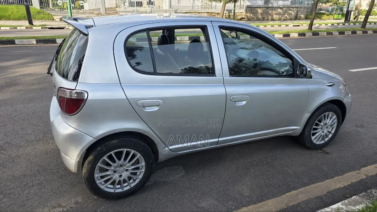 Toyota Vitz 2001 Silver
