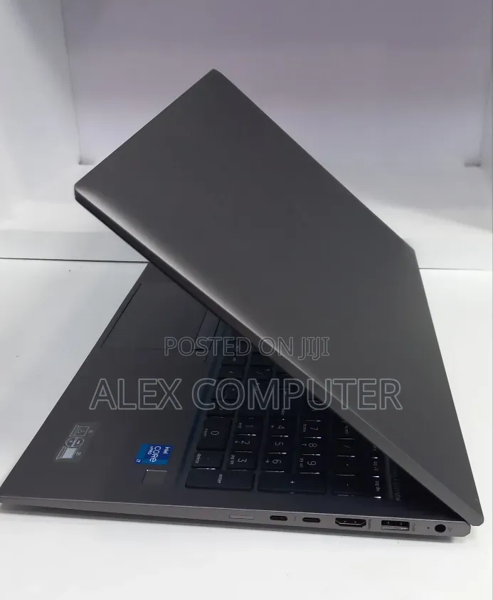 New Laptop HP ZBook Firefly G8 16GB Intel Core i7 SSD 512GB