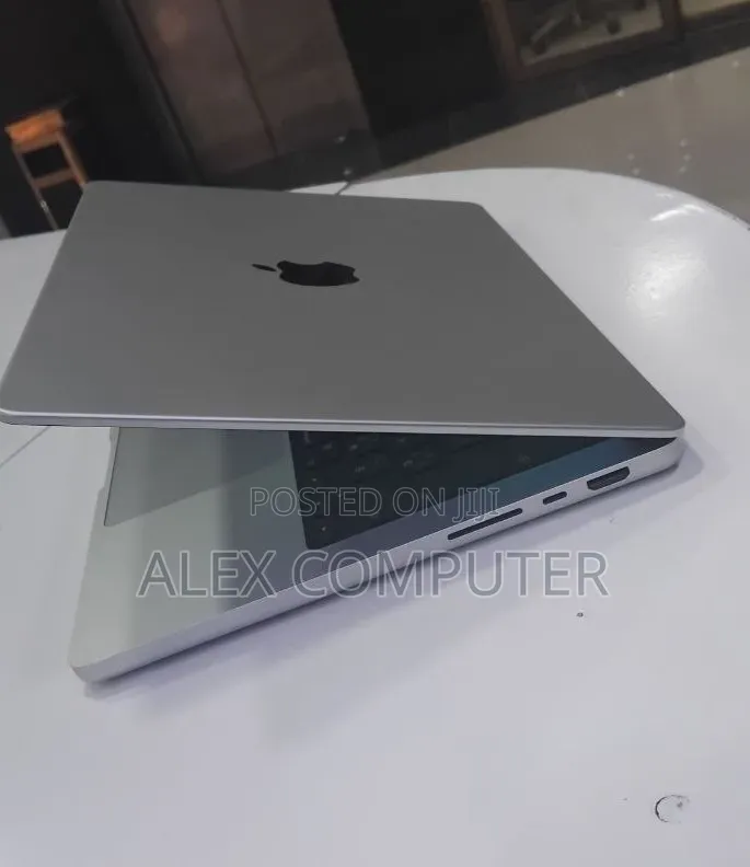 New Laptop Apple MacBook Pro 2024 M4 16GB Apple M4 Pro SSD 512GB