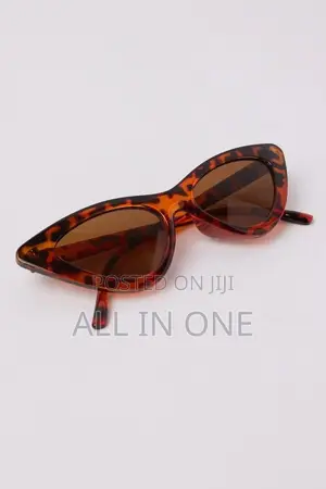 Traingular Tortishell Cateye With Brown Lens