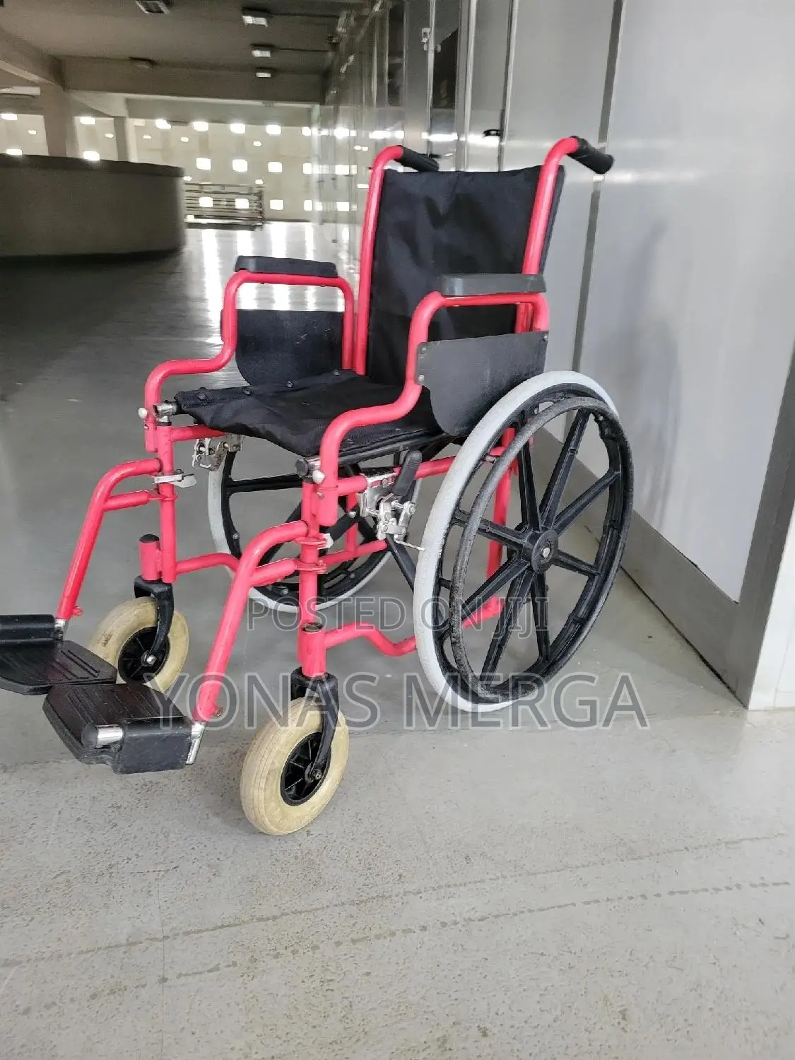 Wheelchair (Red Black)wheelchairs眼外easier to Push and Maneuver.