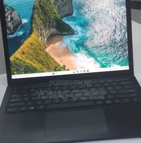 New Laptop Microsoft Surface 8GB Intel Core i5 SSD 256GB
