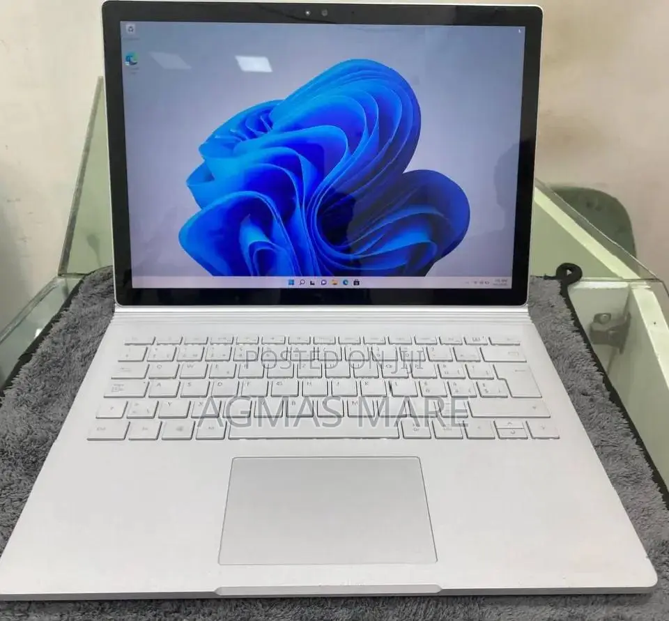 New Laptop Microsoft Surface Book 8GB Intel Core i5 SSD 128GB