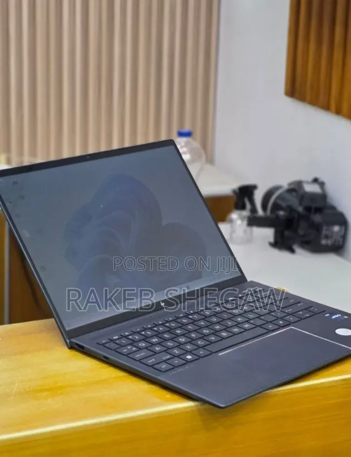 New Laptop HP Elite Dragonfly G3 16GB Intel Core i7 SSD 512GB
