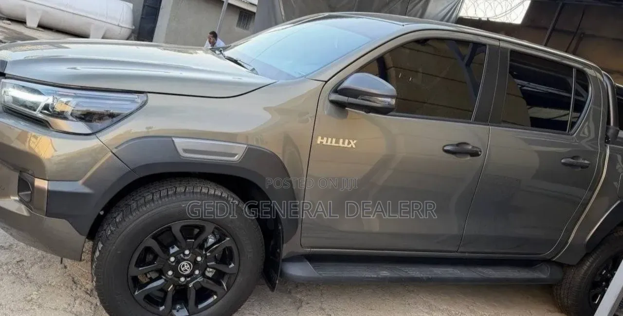 Toyota Hilux 2025 Gray