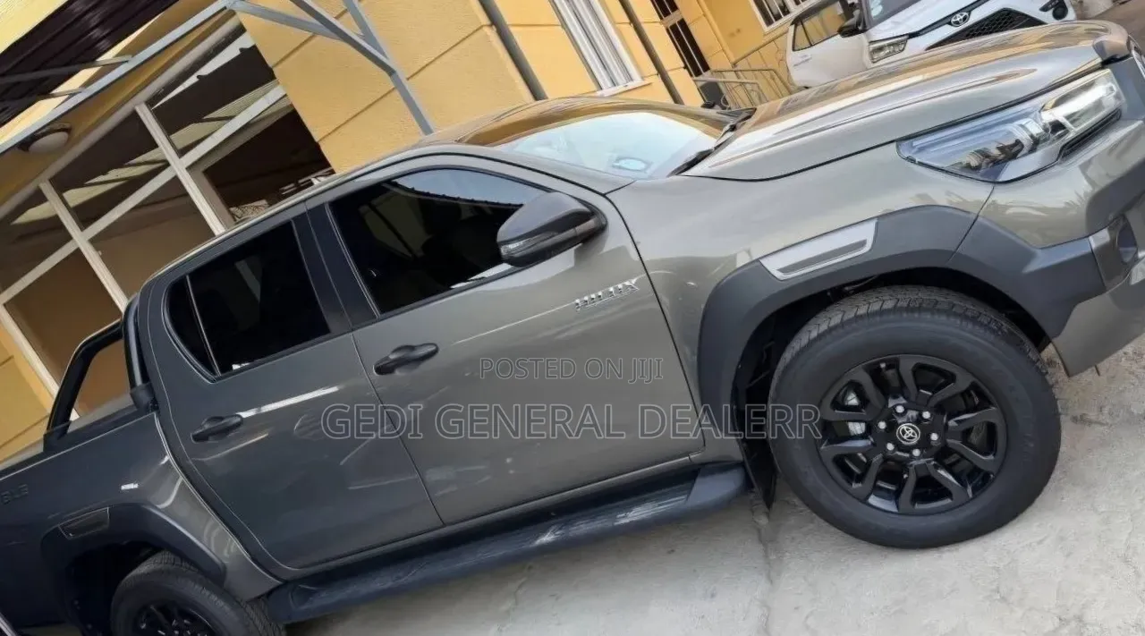 Toyota Hilux 2025 Gray