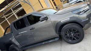 Toyota Hilux 2025 Gray