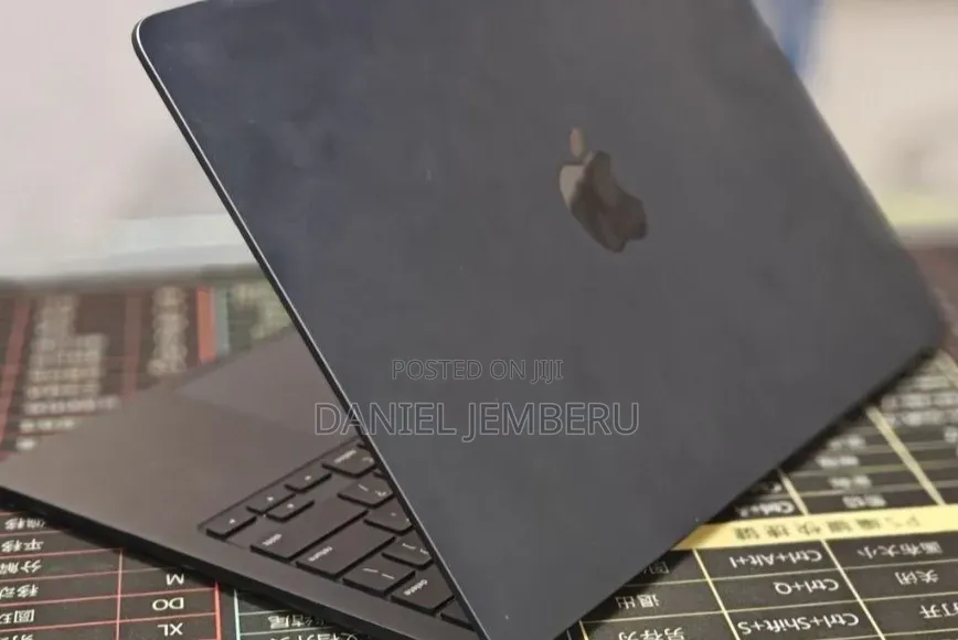 New Laptop Apple MacBook Pro 2022 M2 8GB Apple M2 SSD 512GB