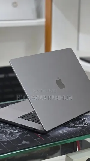 New Laptop Apple MacBook Pro 2022 M2 16GB Apple M2 SSD 512GB