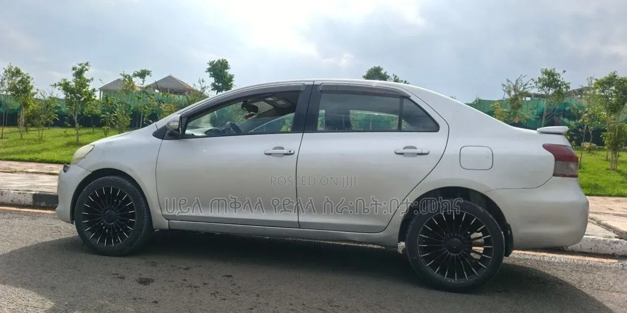 Toyota Yaris 2010 Purple