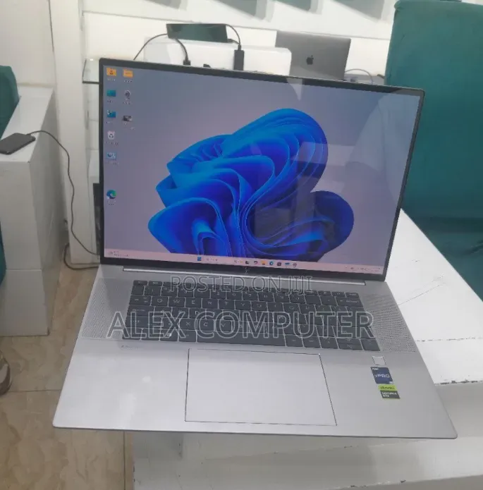 New Laptop HP ZBook Firefly 16 G10 16GB Intel Core i9 SSD 1T