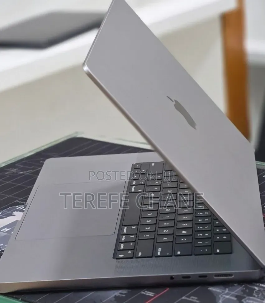 New Laptop Apple MacBook Pro 2023 M2 16GB Apple M2 SSD 512GB