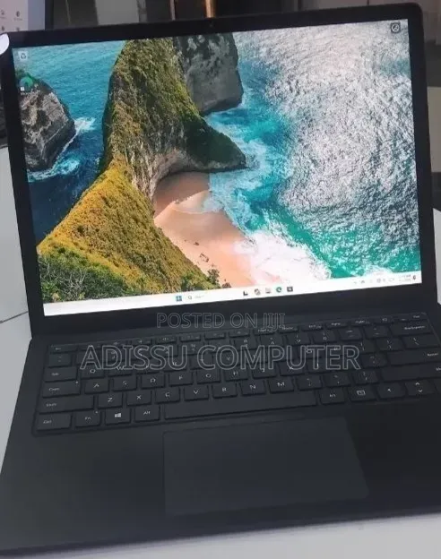 New Laptop Microsoft Surface 8GB Intel Core i5 SSD 256GB