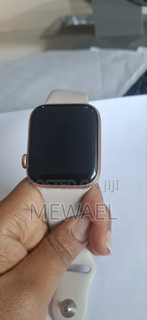 Apple Watch SE (1st Gen) – 44mm Gold Aluminum Case (GPS)