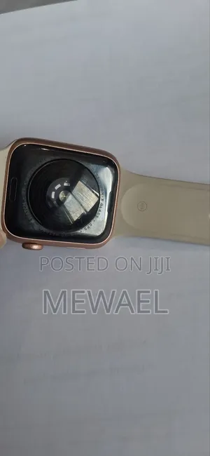 Apple Watch SE (1st Gen) – 44mm Gold Aluminum Case (GPS)