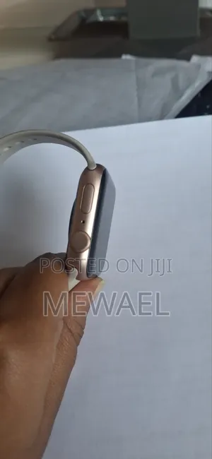 Apple Watch SE (1st Gen) – 44mm Gold Aluminum Case (GPS)