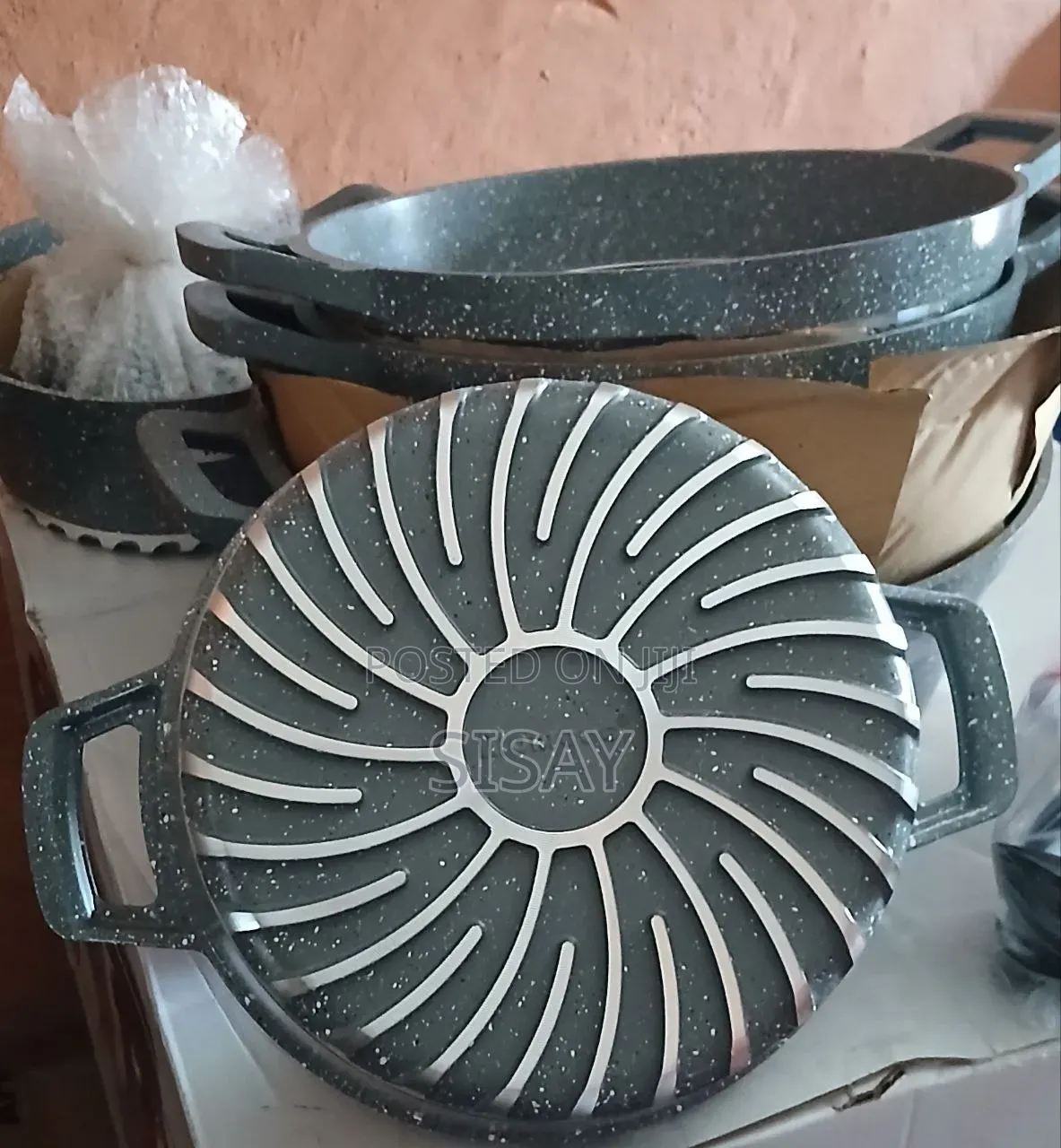 አራት ሴራሚክ ድስት እና መጥበሻ
