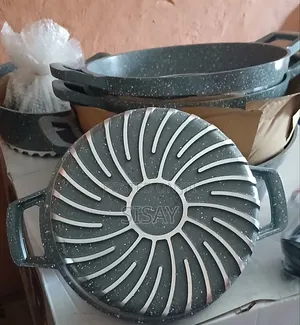 አራት ሴራሚክ ድስት እና መጥበሻ
