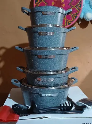 አራት ሴራሚክ ድስት እና መጥበሻ