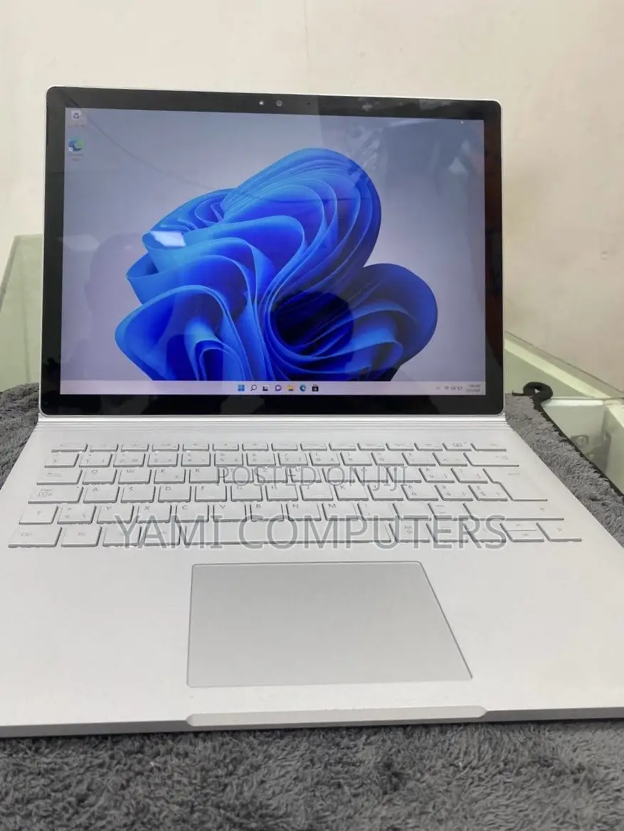 New Laptop Microsoft Surface Book 8GB Intel Core i5 SSD 128GB