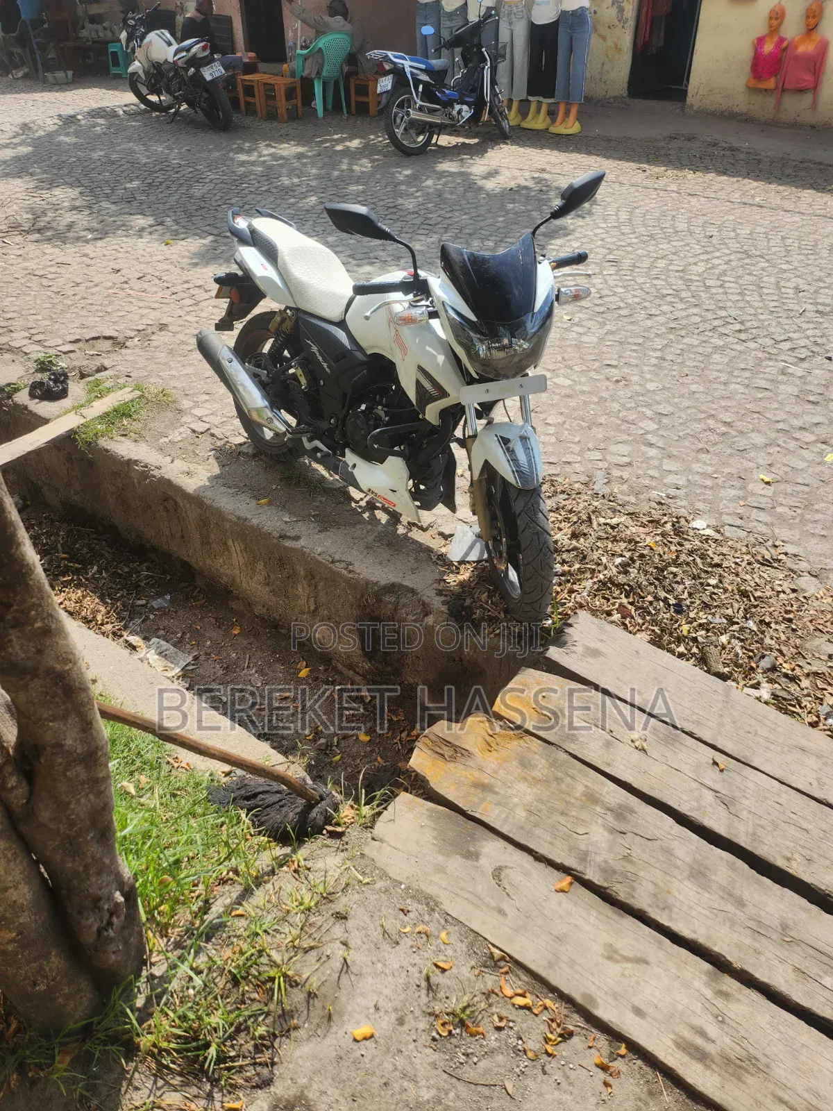 New TVS Apache 160 4V 2024 White