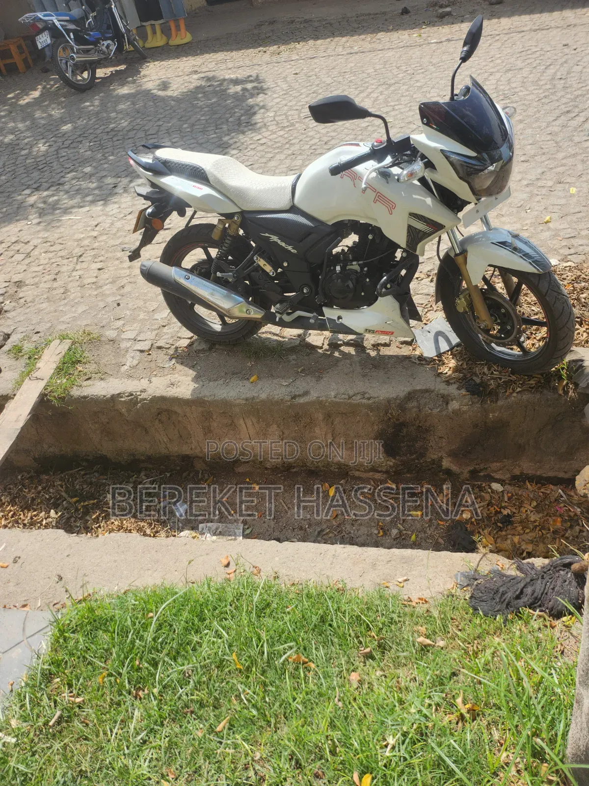New TVS Apache 160 4V 2024 White