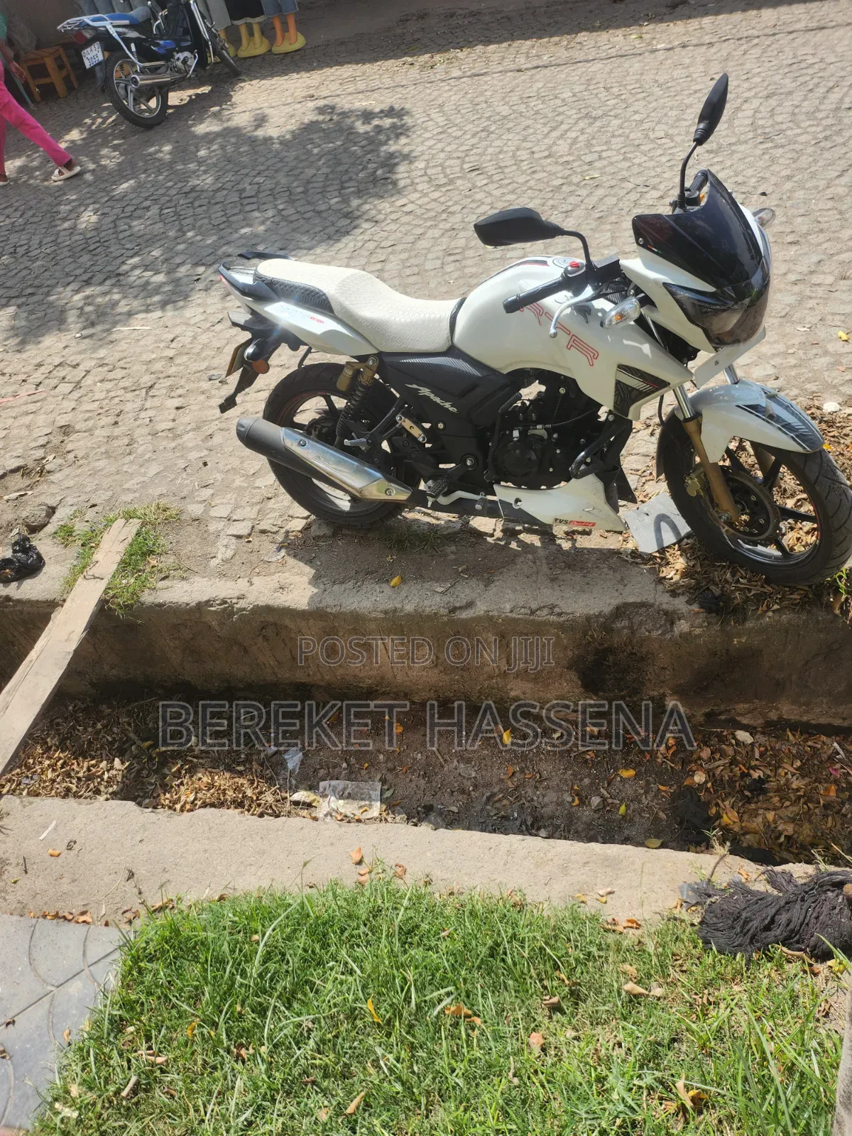 New TVS Apache 160 4V 2024 White