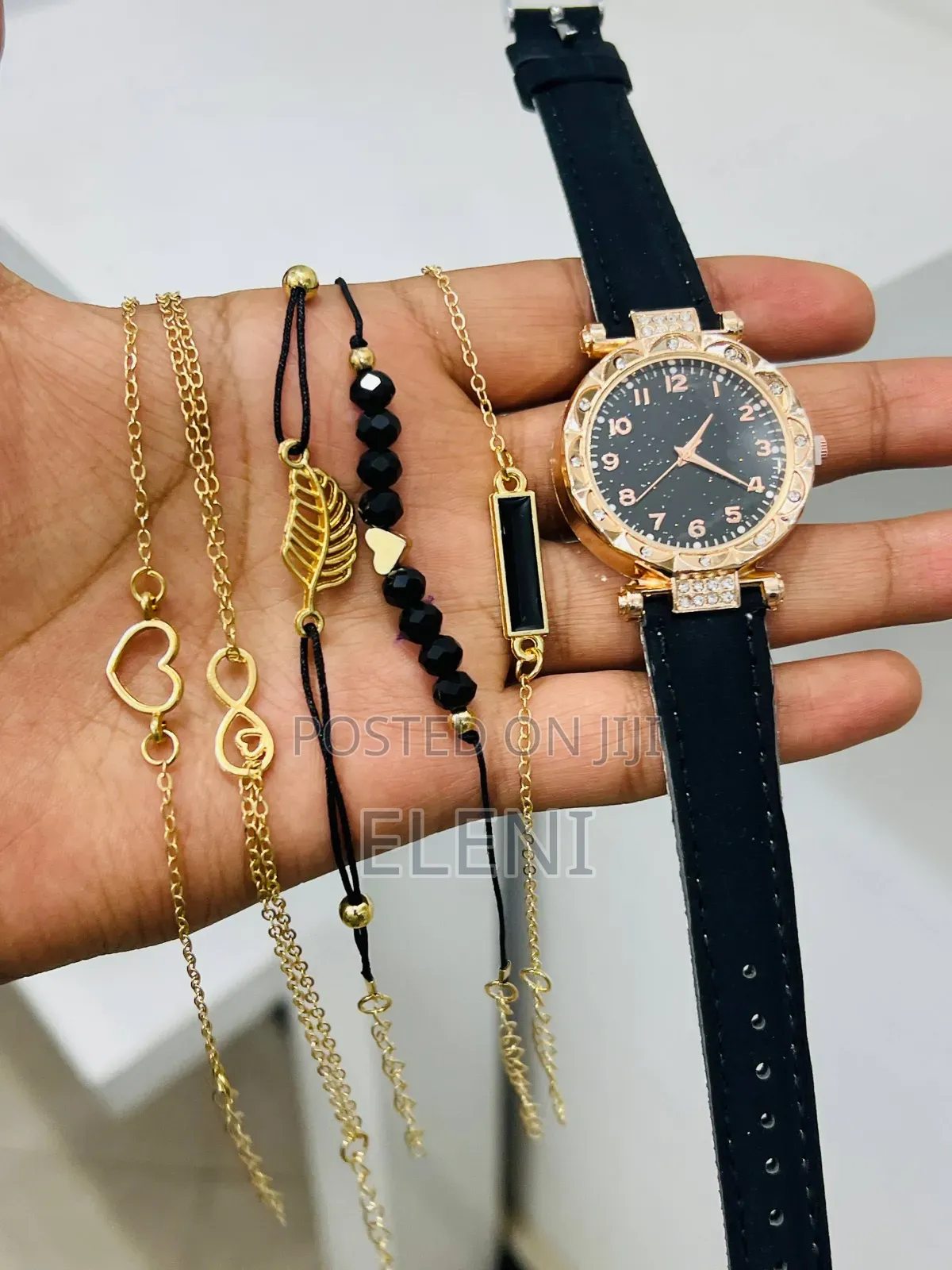 Womens Round Quartz Watch