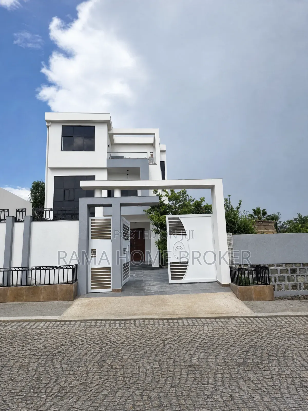 Furnished 7bdrm Villa in መሀል ወሰን ሂልሰይድ ላይ አዲስ, Yeka for sale