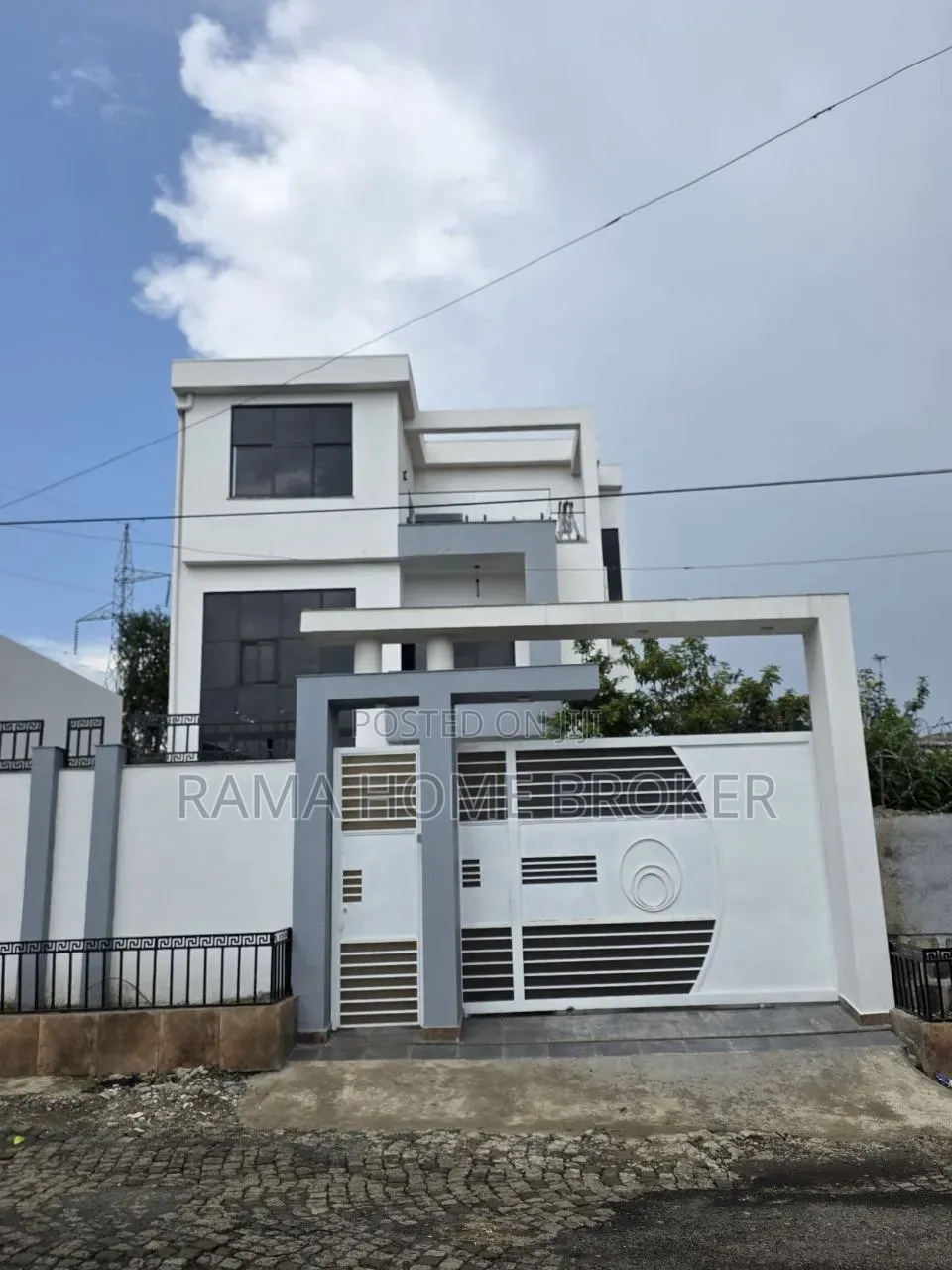 Furnished 7bdrm Villa in መሀል ወሰን ሂልሰይድ ላይ አዲስ, Yeka for sale