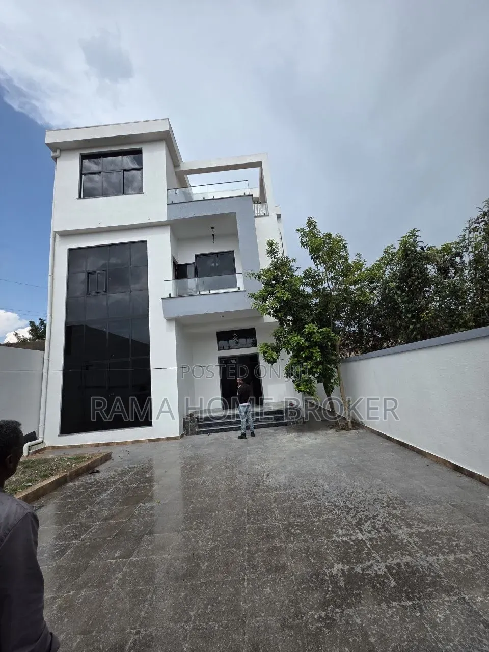 Furnished 7bdrm Villa in መሀል ወሰን ሂልሰይድ ላይ አዲስ, Yeka for sale