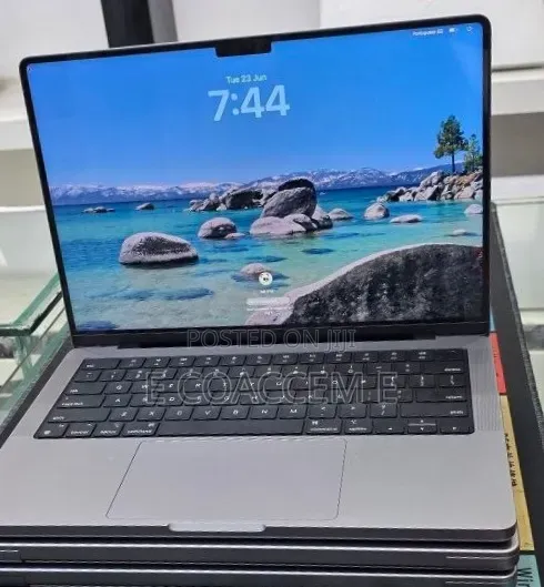 New Laptop Apple MacBook 16GB SSD 512GB