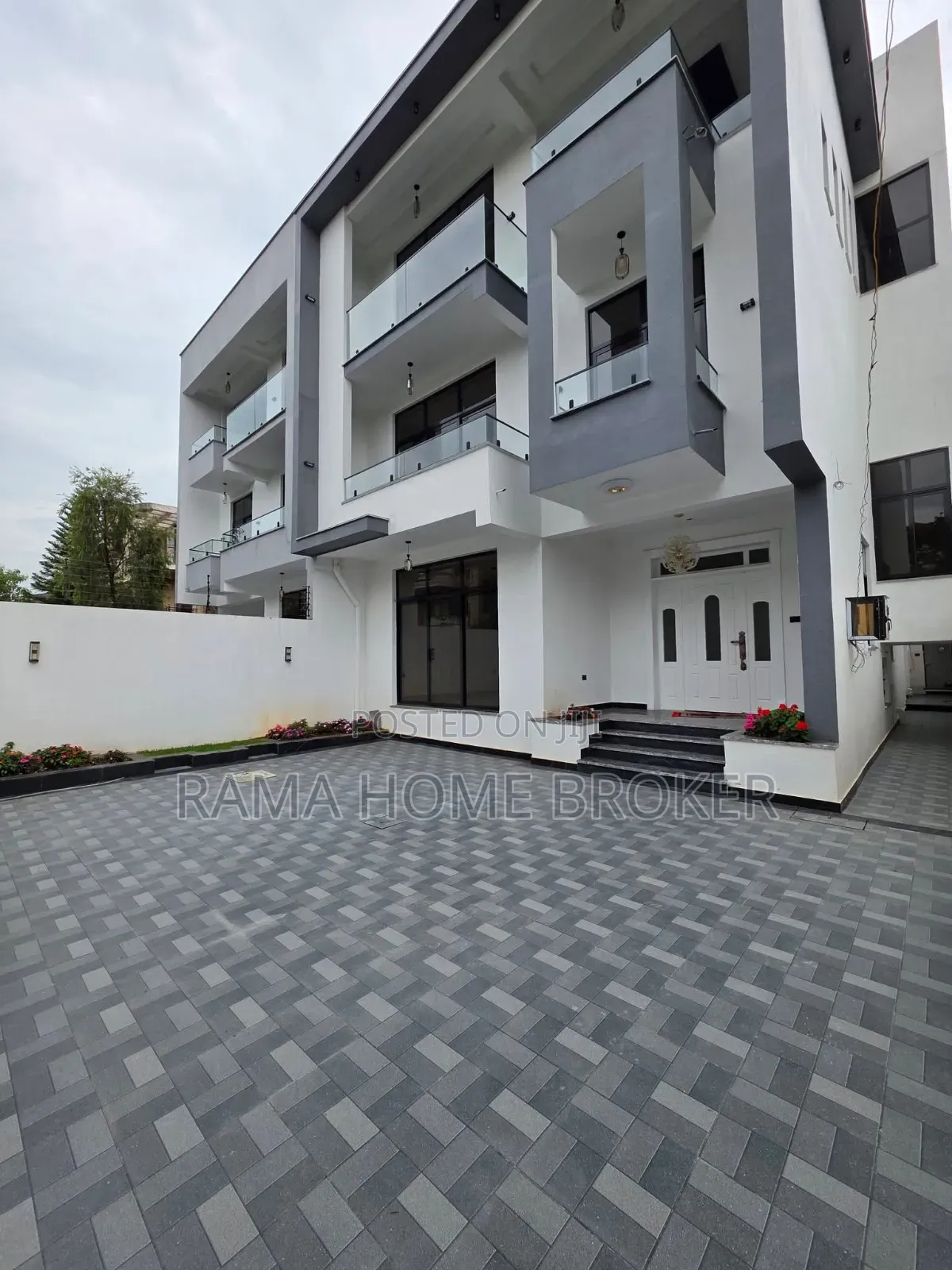 Furnished 10bdrm Villa in አዲስ ዘመናዊ ቤት በአያት, Yeka for sale