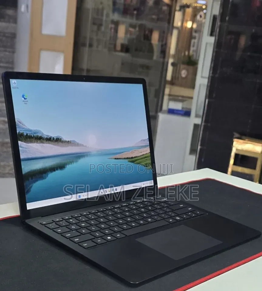 New Laptop Microsoft Surface 8GB Intel Core i5 SSD 256GB