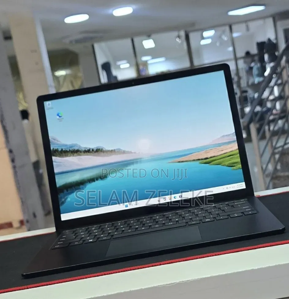 New Laptop Microsoft Surface 8GB Intel Core i5 SSD 256GB
