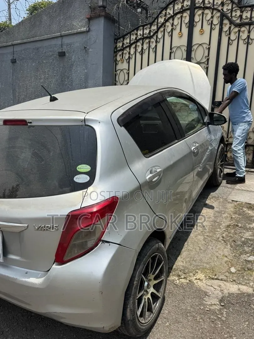 Toyota Yaris 2012 Silver