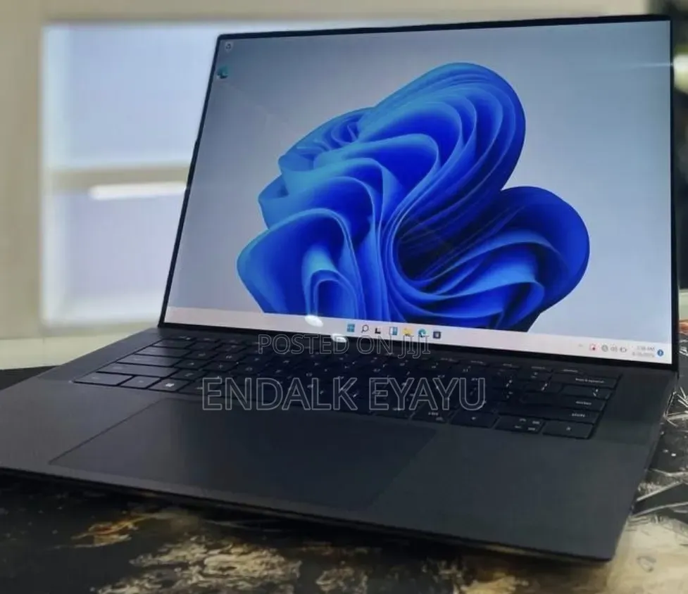 New Laptop Dell Precision 15 3520 16GB Intel Core i7 SSD 512GB