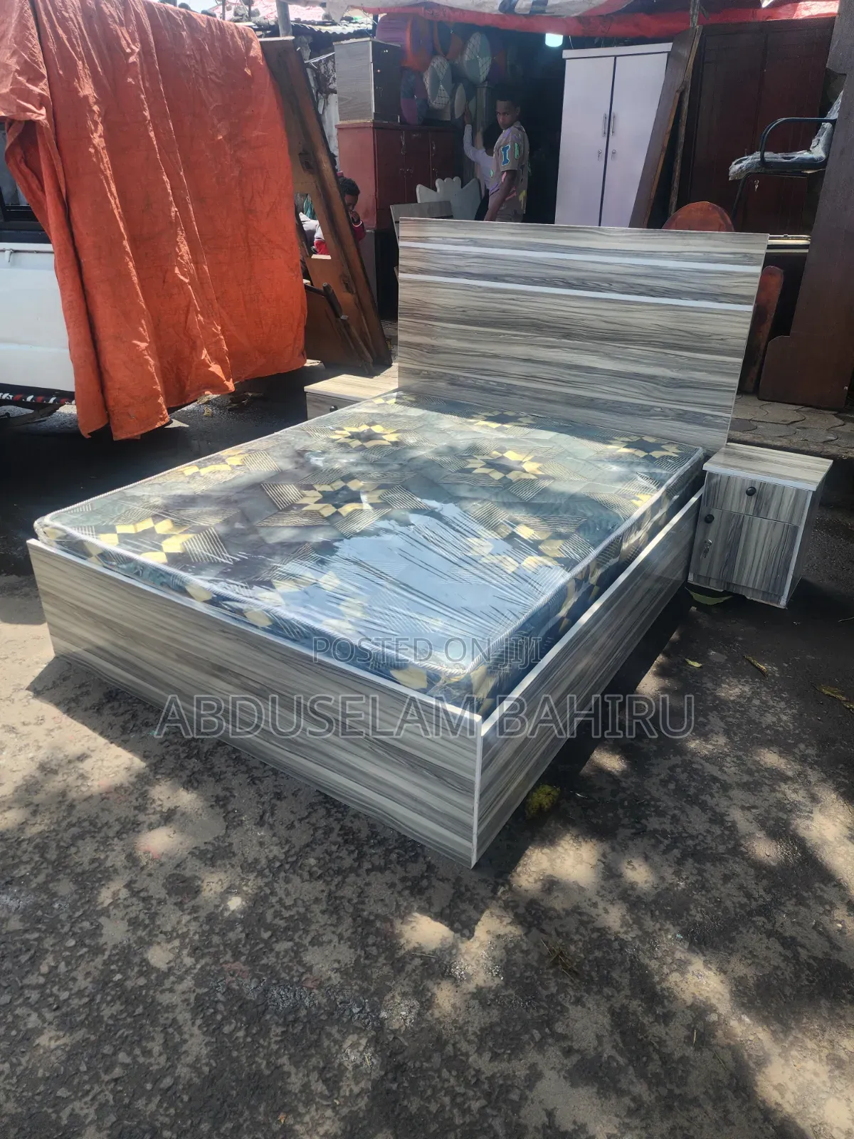 1.50mአልጋ+ቦንድድ ፍራሽ+2ኮመዲኖ