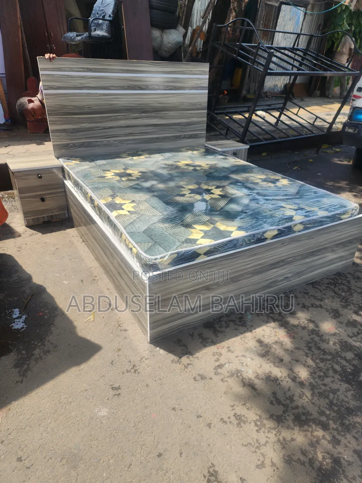 1.50mአልጋ+ቦንድድ ፍራሽ+2ኮመዲኖ