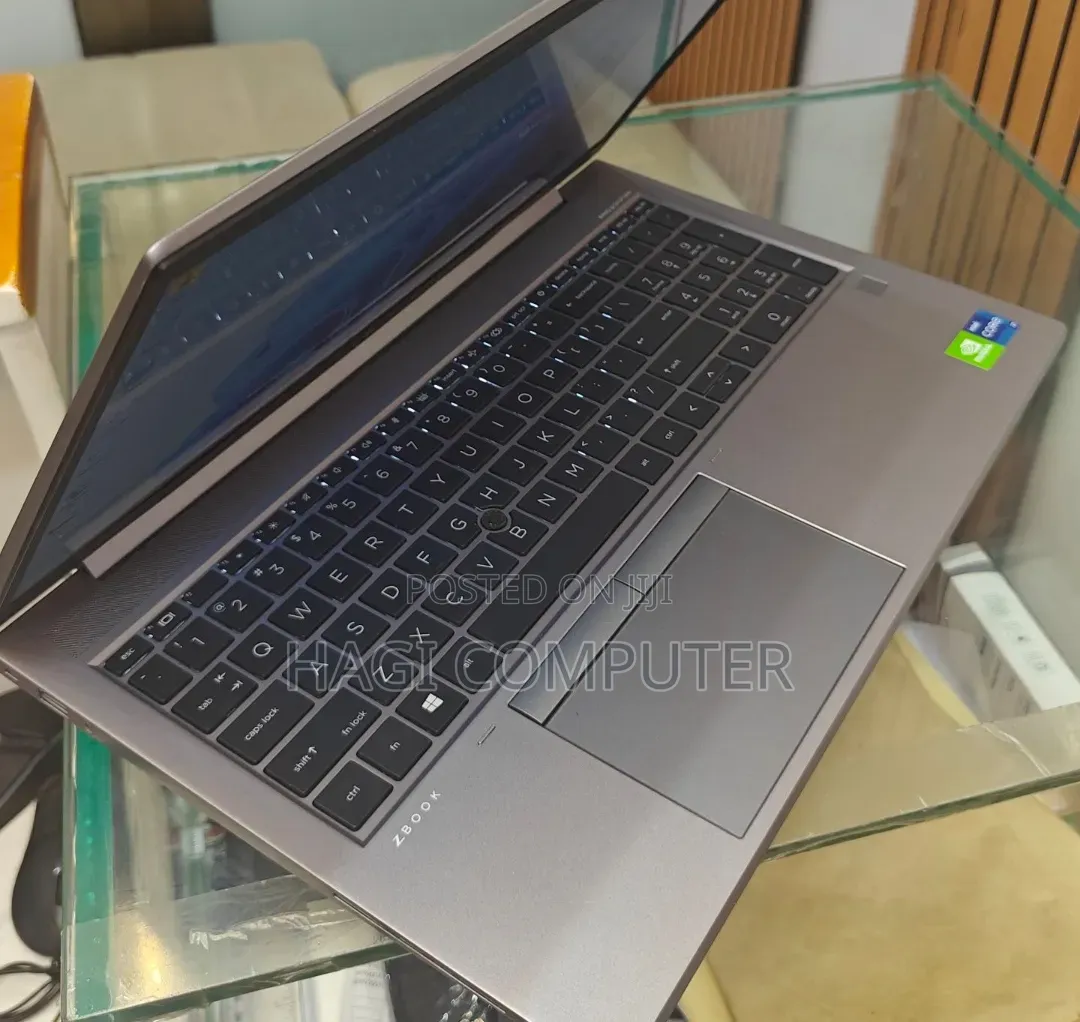 New Laptop HP ZBook Firefly G8 16GB Intel Core i7 SSD 512GB