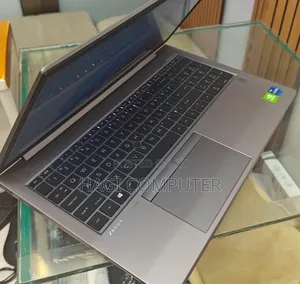 New Laptop HP ZBook Firefly G8 16GB Intel Core i7 SSD 512GB