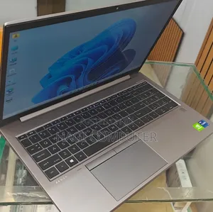 New Laptop HP ZBook Firefly G8 16GB Intel Core i7 SSD 512GB