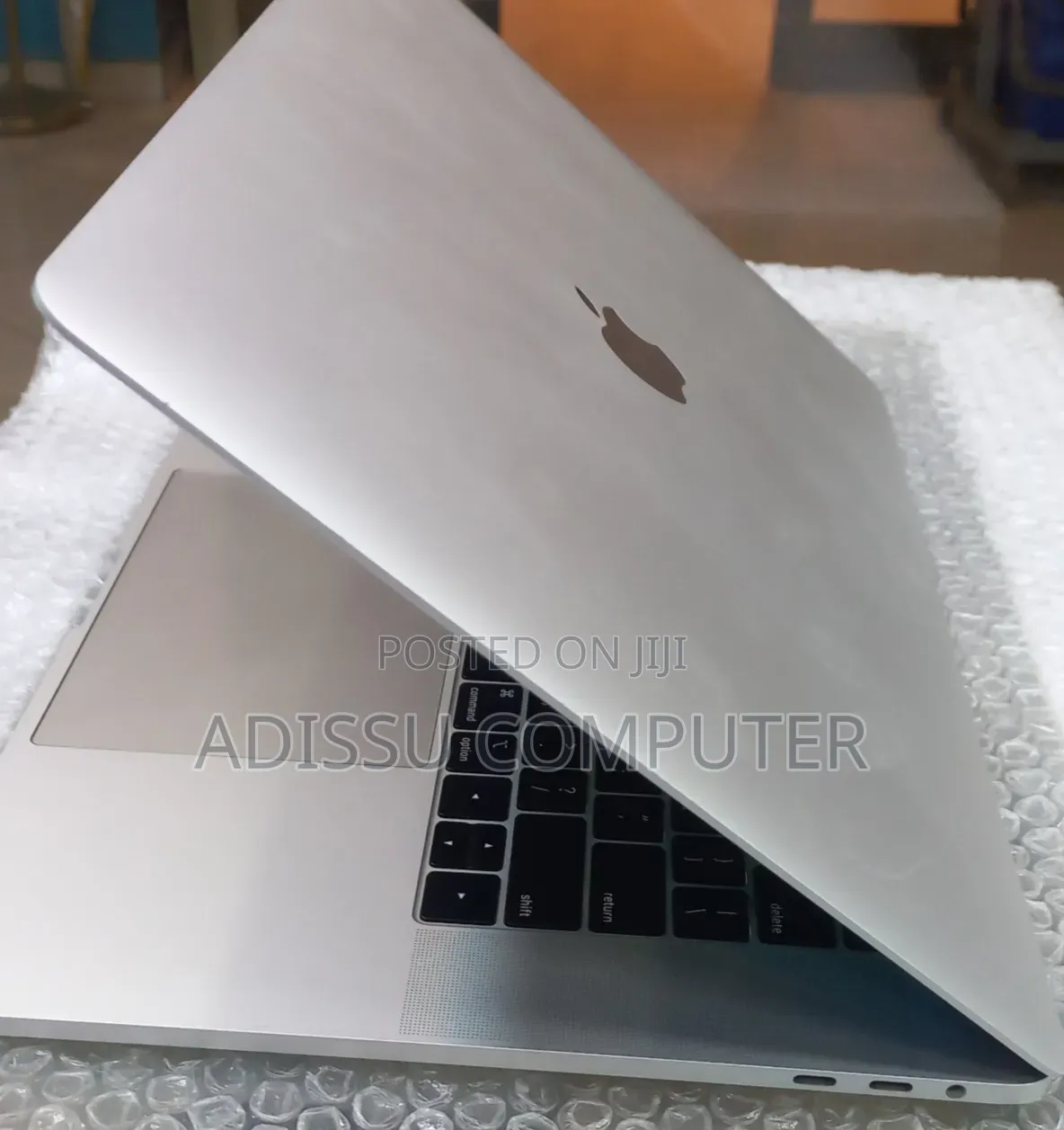 New Laptop Apple MacBook Pro 2018 16GB Intel Core i7 SSD 256GB