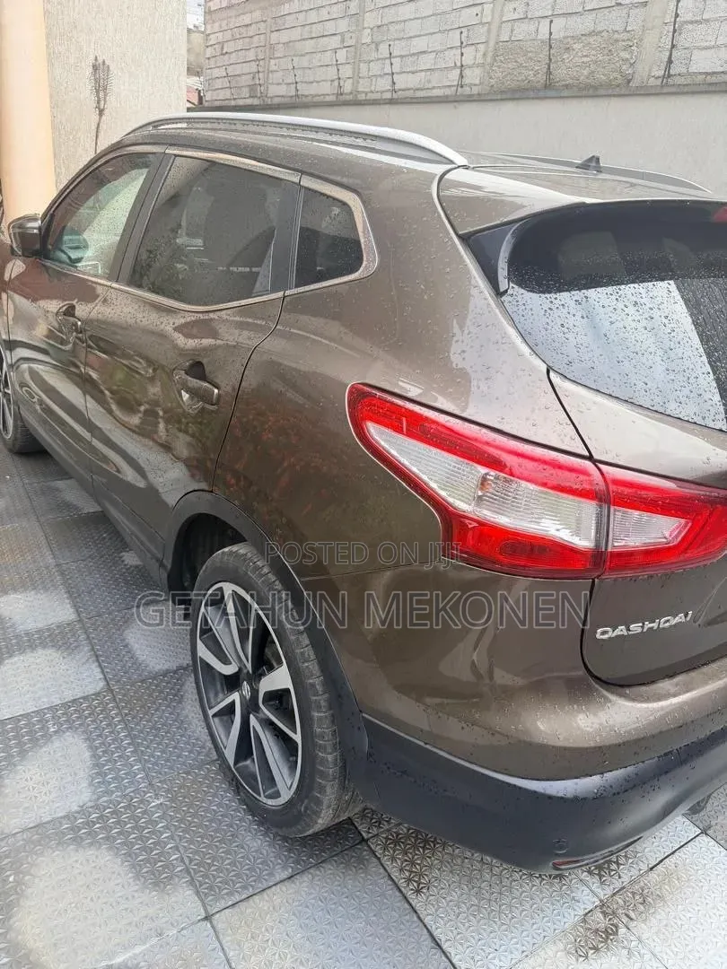 Nissan Qashqai 2017 Gold
